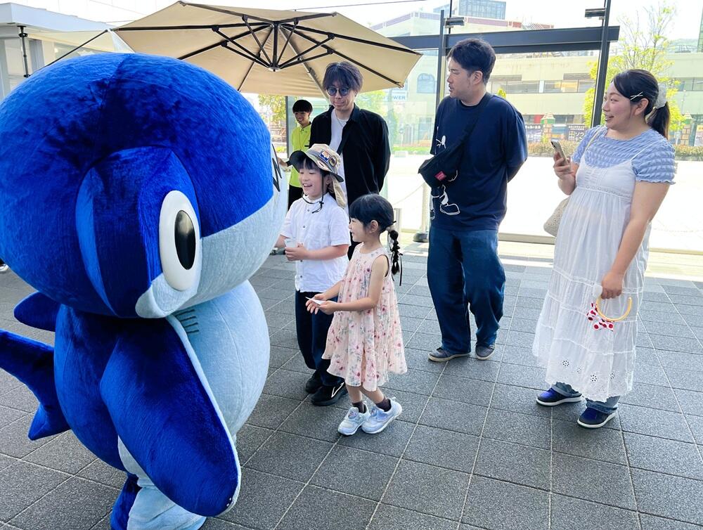 400万人目のお客様をお迎えするしゅこくん.jpg